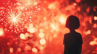 女孩赏绚烂烟花剪影