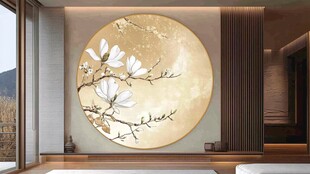 中式客厅的圆形玉兰花挂画