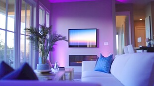 梦幻紫色调温馨客厅一角