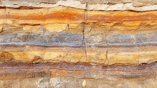 多彩层叠岩石纹理特写