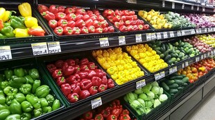 超市多彩蔬菜整齐陈列