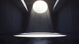 黑暗房间中的圆形聚光照明