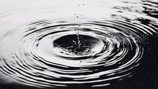 水滴入水泛起层层涟漪