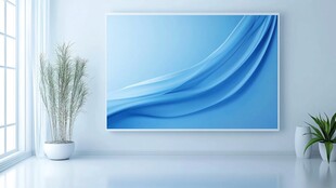 简约白墙旁的蓝色艺术挂画