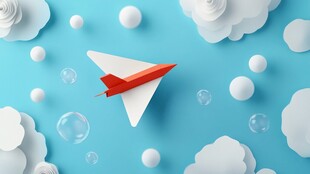 纸飞机翱翔于梦幻云朵间