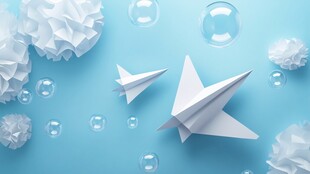 蓝色背景下的纸飞机与气泡