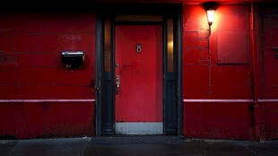 夜幕下的红色复古住宅门