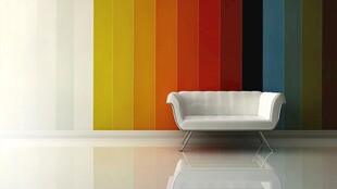 多彩墙前的简约白色沙发