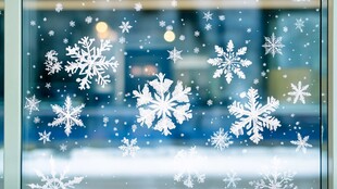 冬日窗上的雪花装饰