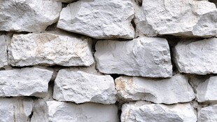 白色石块堆砌的坚固石墙