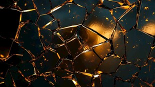 碎裂的金色玻璃纹理画面