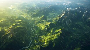 空中俯瞰葱郁山峦与溪流