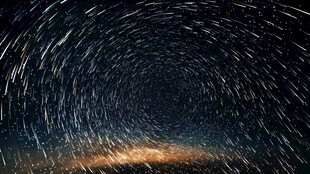 星轨流转下的梦幻夜空