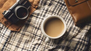 格子布上的咖啡与复古物件