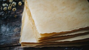 复古旧纸张堆叠的静谧画面