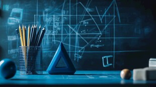 蓝色调的几何文具与黑板