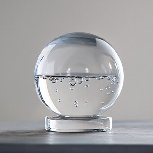 透明水晶球中的气泡景致