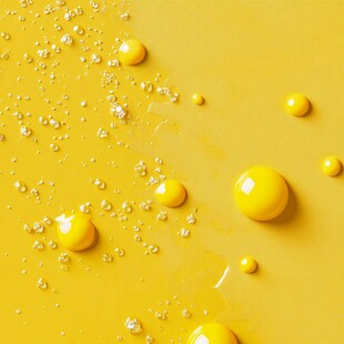 黄色液体上的多彩泡泡