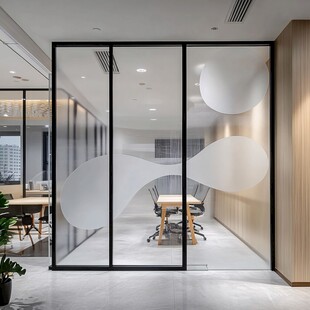 现代简约风玻璃隔断会议室