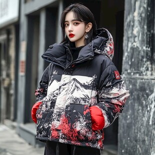 时尚女士穿着个性印花羽绒服