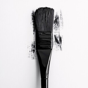 黑色画笔及墨痕特写