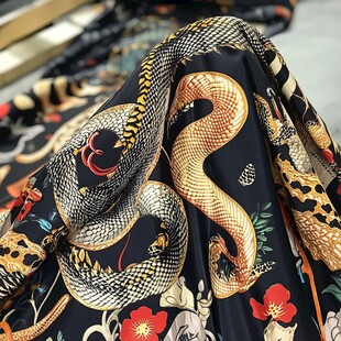 蛇纹花卉图案精美布料