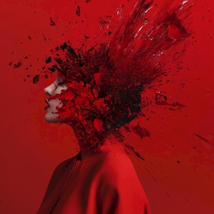 红色炸裂的人像艺术画面