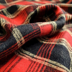 红黑格纹布料细节特写