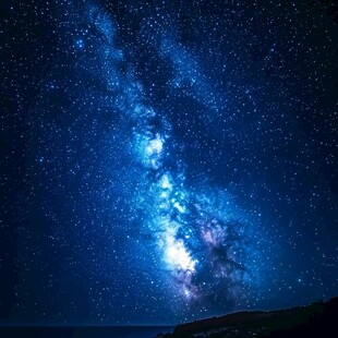 璀璨星河下的静谧海岸