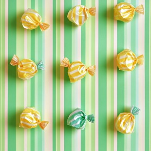 绿底上的多彩糖果排列