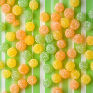 多彩糖果排列在绿白条纹上
