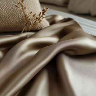 丝滑棕绸与干花枕畔之美