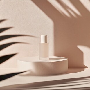 简约风美妆瓶的光影展示