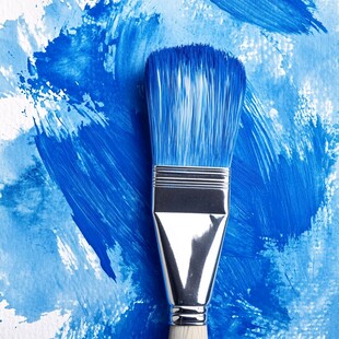 蓝色画笔与斑斓颜料痕迹