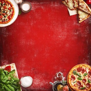 红色背景上的美味披萨组合