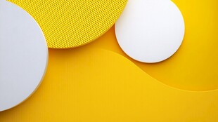 黄色背景上的几何圆形组合