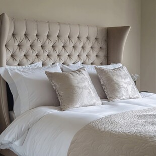 优雅米色软包床头卧室床品