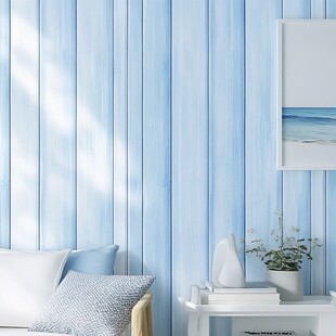 浅蓝色竖纹墙的温馨角落