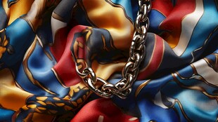 奢华丝巾上的闪亮银链