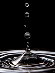 水滴坠落激起涟漪瞬间