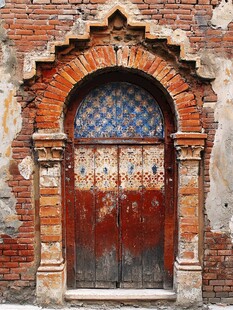 古老斑驳的拱形木门