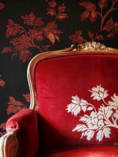 复古红绒椅与花卉背景墙