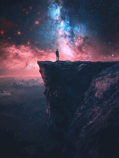 人立悬崖赏浩瀚星空