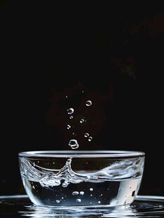 水滴落入透明玻璃碗瞬间