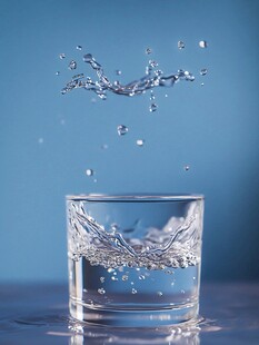 水杯中溅起的晶莹水花
