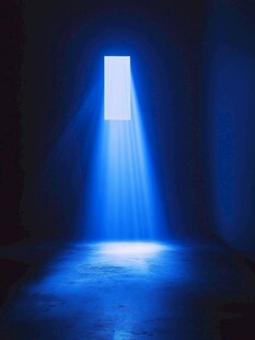 蓝色光束穿透黑暗空间