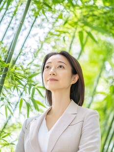 竹林中沉思的优雅职场女性