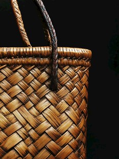 手工编织竹篮细节特写