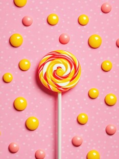 粉色背景上的多彩棒棒糖
