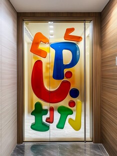 彩色字母装饰玻璃门